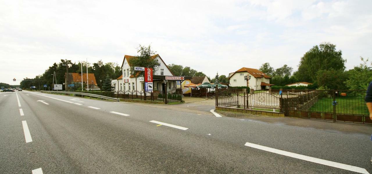 Restaurant & Hostel "Broadway" Kliniska Exteriör bild