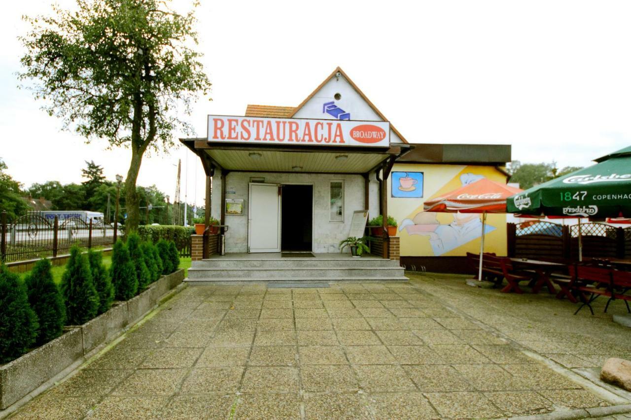 Restaurant & Hostel "Broadway" Kliniska Exteriör bild